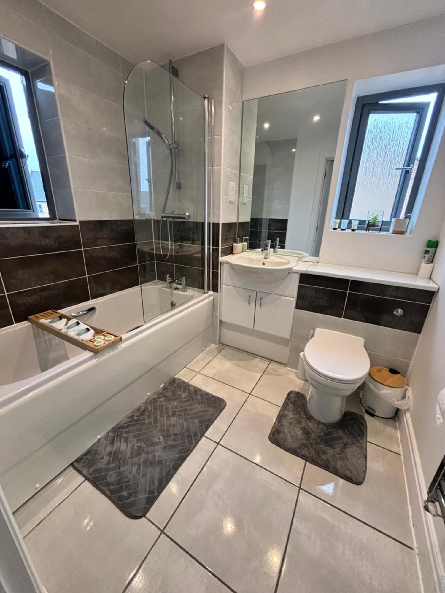 Luxury 2 Bedroom Northampton Townhouse With Balcony Zewnętrze zdjęcie